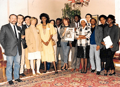 Lancement du magazine Tam-Tam / de g. à dr. : Georges Blau-Turner, Dominique Simonet, François Misser, Monique Schiets, Ekanga Shungu, Pascal Pofo, Brigitte Grafé, Ousmane Kaba, Véronique Tshomba Fariala (†), Marc Hedo, Robert Ekofo, Sange Kapella, Monique Phoba. Hôtel Palace, Bruxelles. c. 1986-87. Photo by MAPEZ AGENCY Cdt. 